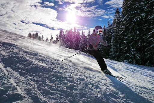 Skiing for Beginners: Top Tips for First-Time Skiers