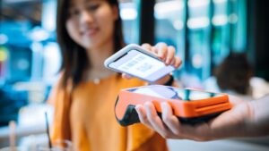 Best Ways to Implement Cashless Payment Systems for Food Courts
