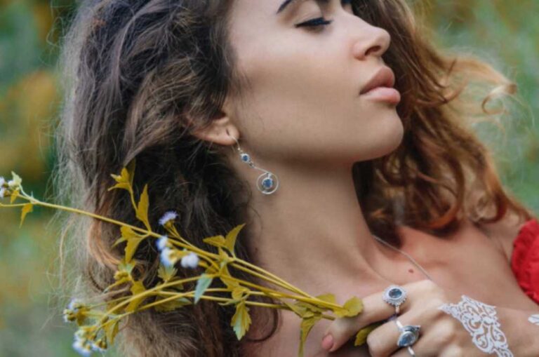 Unlocking the Secrets of Labradorite Jewelry: A Guide to Its Benefits and Beauty